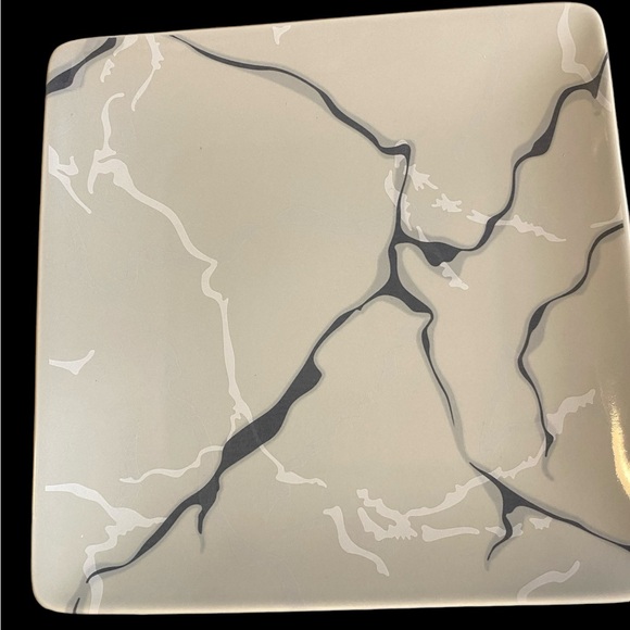 Short Stories Modern Square Plates, set of 4 - Picture 3 of 6